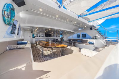 Highdeck with bar