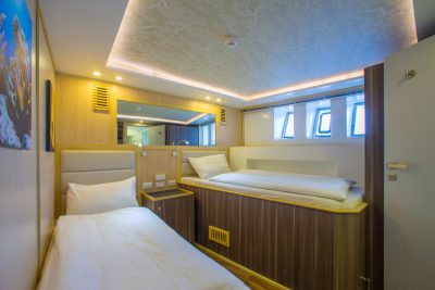 Twin-Cabin