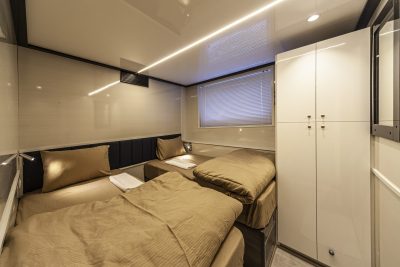 Twin-Cabin